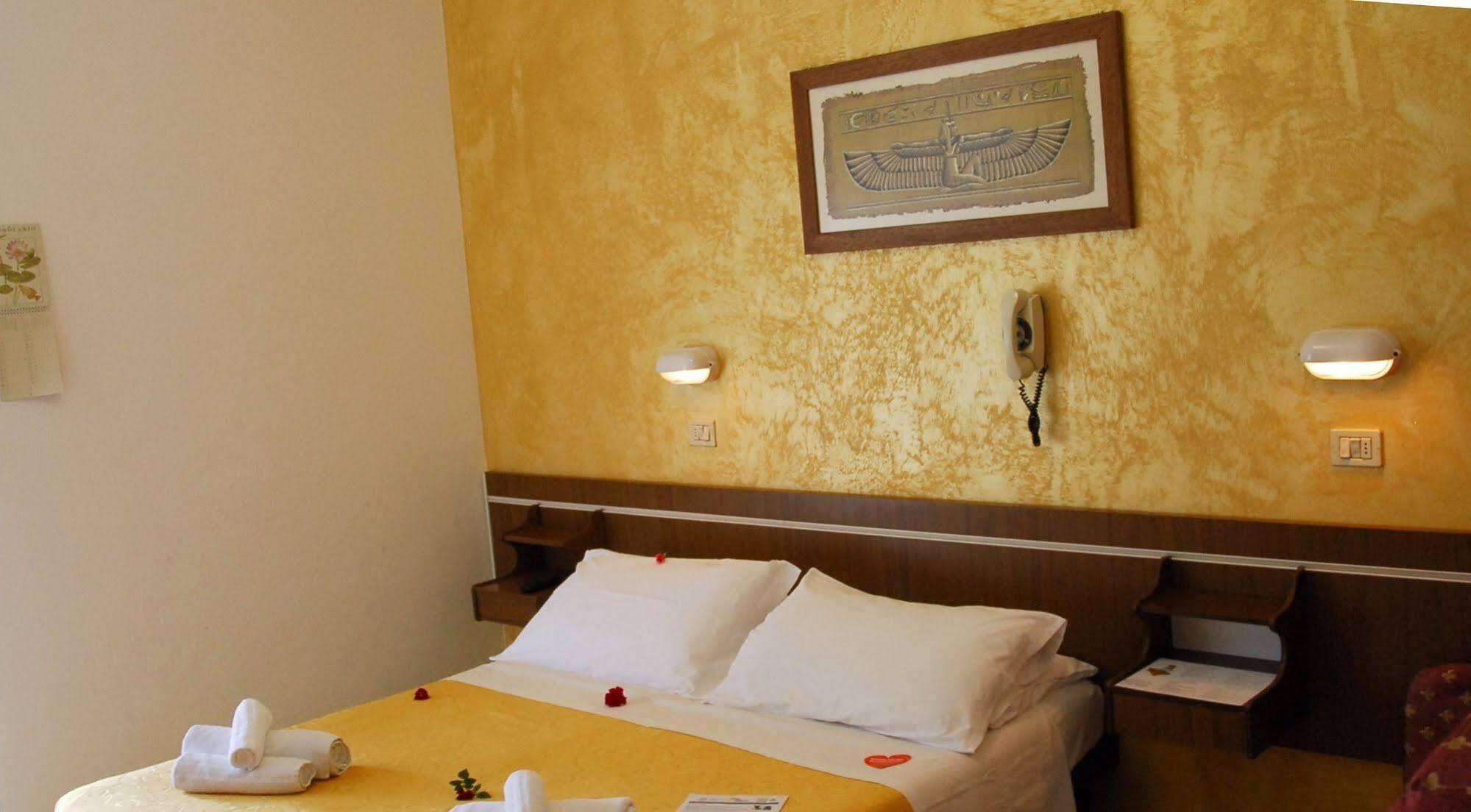 Hotel Hollywood Rimini Esterno foto